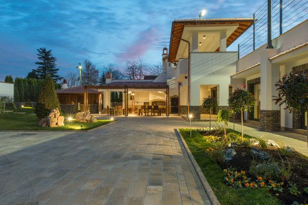 豪华别墅外观和神奇的天空图片下载