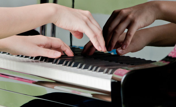 女子钢琴图片下载