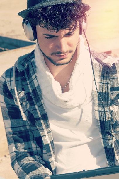 听音乐的笔记本电脑与滤镜应用instagram风格图片下载