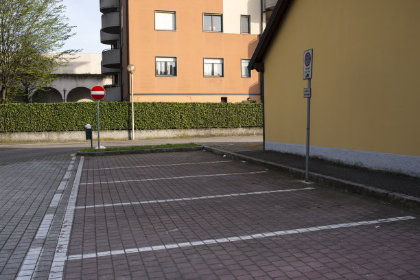 空的停车位图片下载