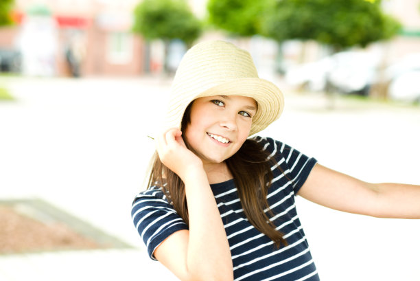 肖像女孩戴着明亮的帽子图片下载