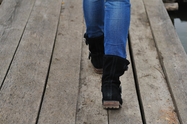 踏上那座古老的木桥。图片下载