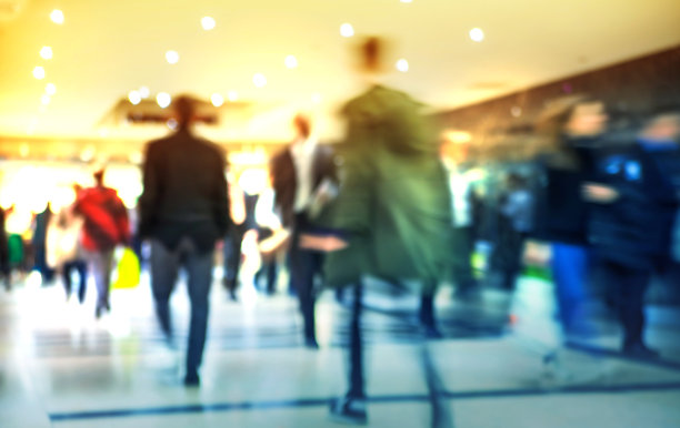 走路的商务人士模糊不清。图片下载