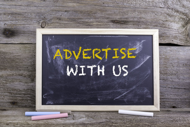 与我们一起做宣传。黑板放在一张木桌上图片下载