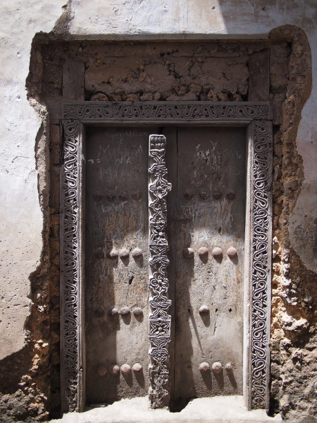 坦桑尼亚桑给巴尔岛石城的传统古门图片下载