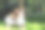 快乐的母亲和年幼的女儿在城市公园玩。图片下载