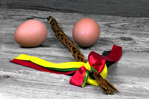 带有棕色蛋的捷克复活节百合花图片下载