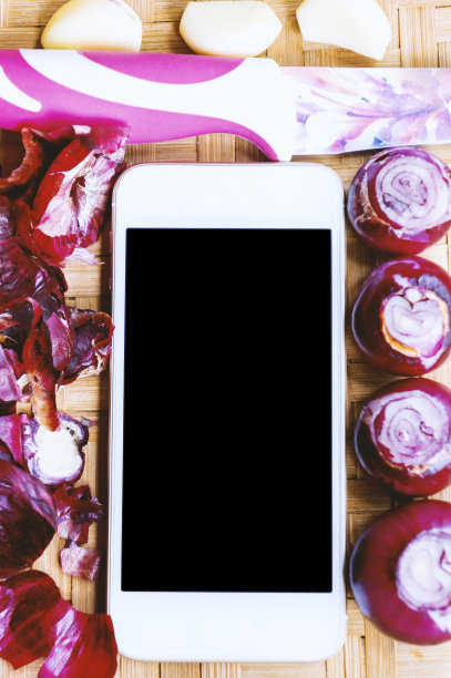 烹饪技术。俯视图智能手机收集新鲜洋葱和辣椒。图片下载