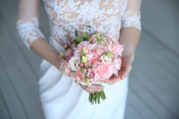 白衣女子手中捧着花束图片下载