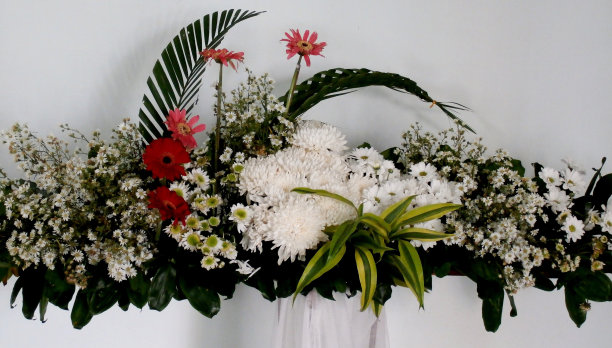 祭坛上的复活节花图片下载