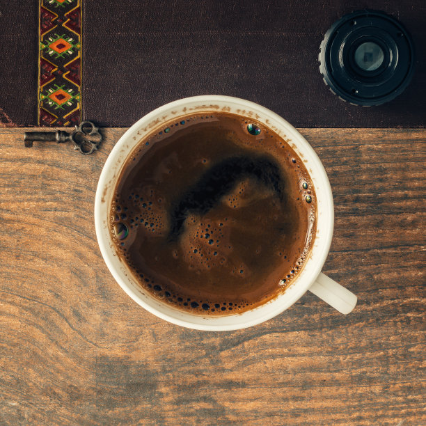 咖啡杯木制背景与皮革和旧钥匙。图片下载