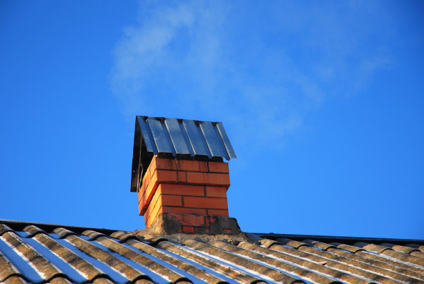 烟雾和烟囱在寒冷的天气。图片下载