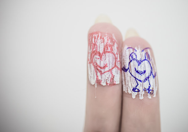 幸福的情侣在手指上画了笑脸图片下载