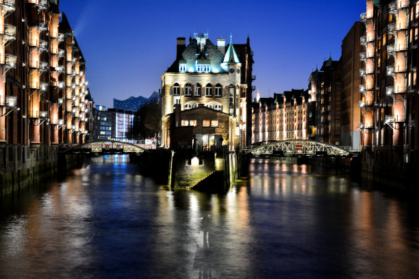 汉堡在晚上图片下载