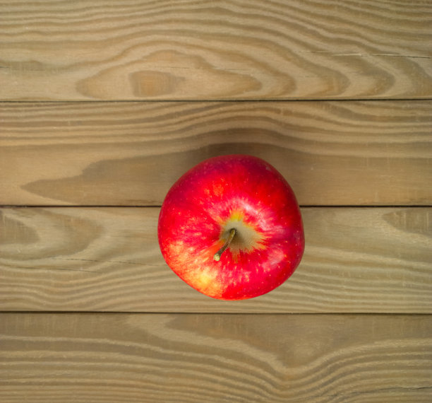 红苹果在桌子上。图片下载