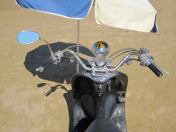 摩托车在海滩图片下载