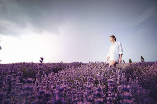 薰衣草田里的女孩图片下载