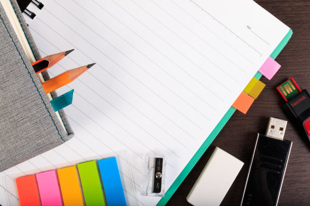 笔记本，纸笔记和带铅笔的u盘。图片下载