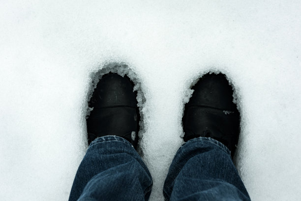 靴子在雪地图片下载