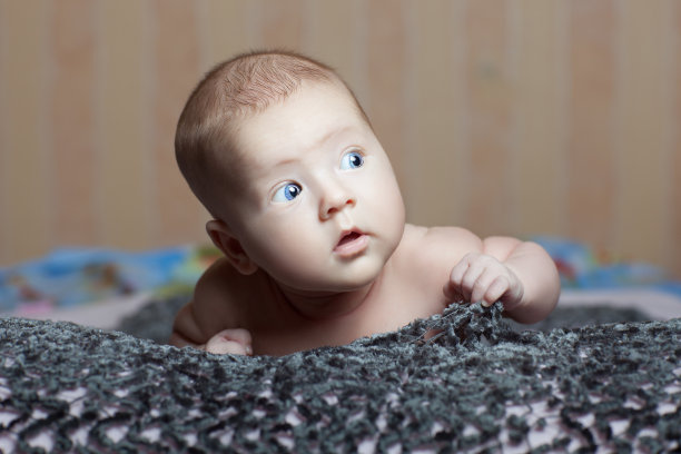 女婴躺在她的肚子上图片下载