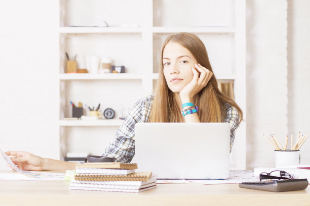 女性看着镜头图片下载