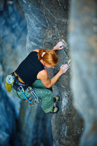 攀岩者爬上悬崖图片下载