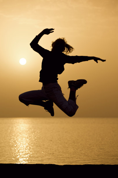 女性剪影与日出图片下载