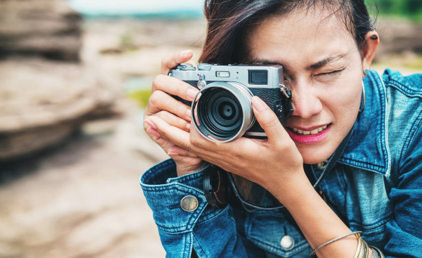亚洲女人正在拍照图片下载
