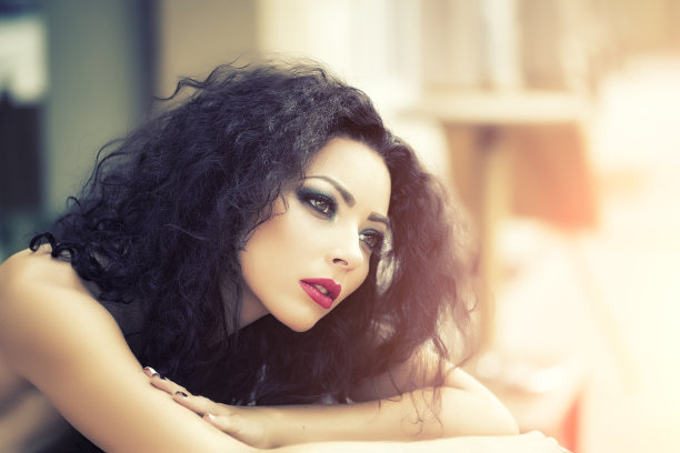 美丽的黑发女子图片下载