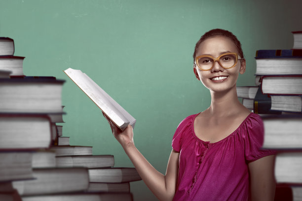 亚洲女学生拿着书的图片图片下载
