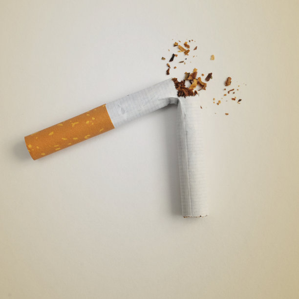 米色背景上的碎香烟图片下载