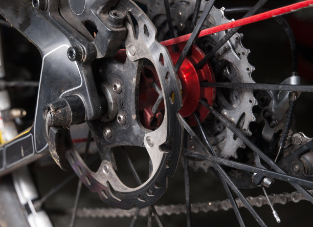 修理工正在修理山地车图片下载