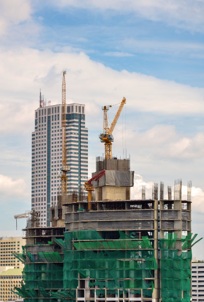 施工现场的起重机和工人图片下载