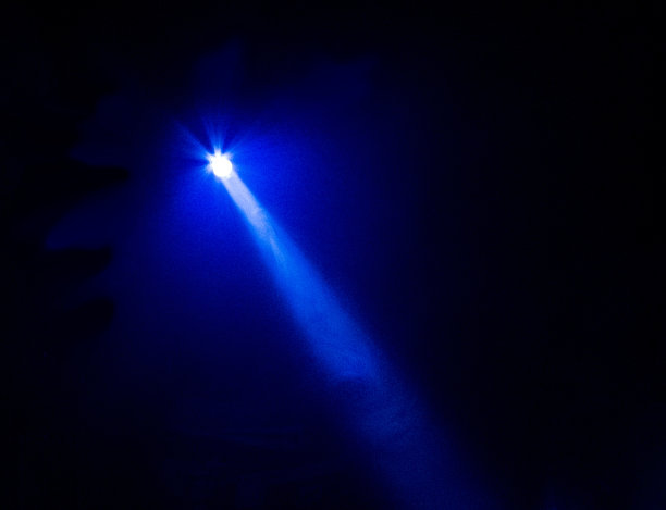 亮蓝色手电筒光束图片下载