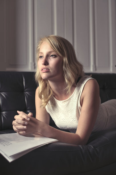 在家做白日梦的女人图片下载