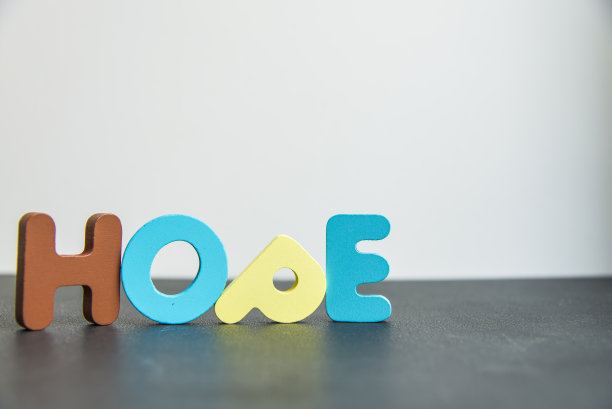 彩色木字希望与白色背景图片下载