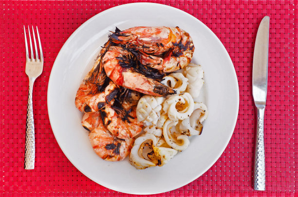 虾和鱿鱼烤白碟图片下载