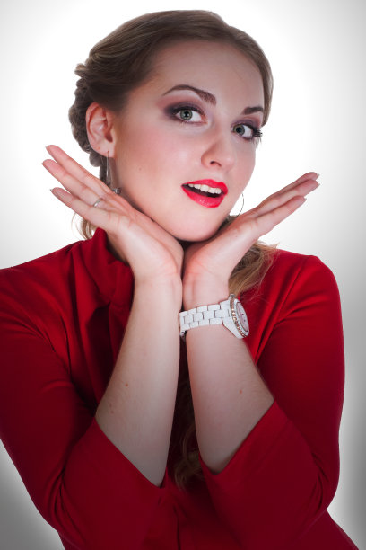 穿着红裙子的年轻女子图片下载