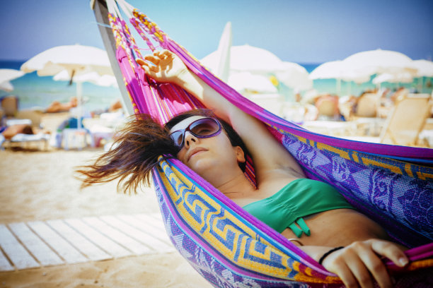 在吊床上休息的女人图片下载