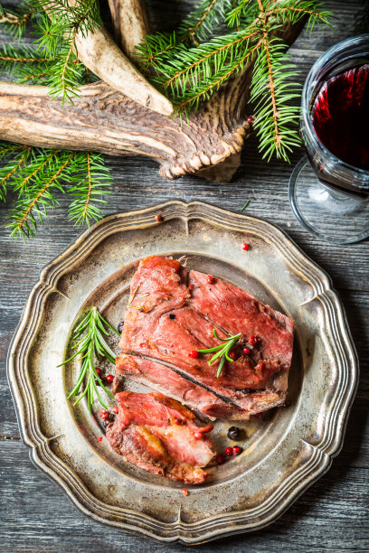 配红酒的鹿肉图片下载