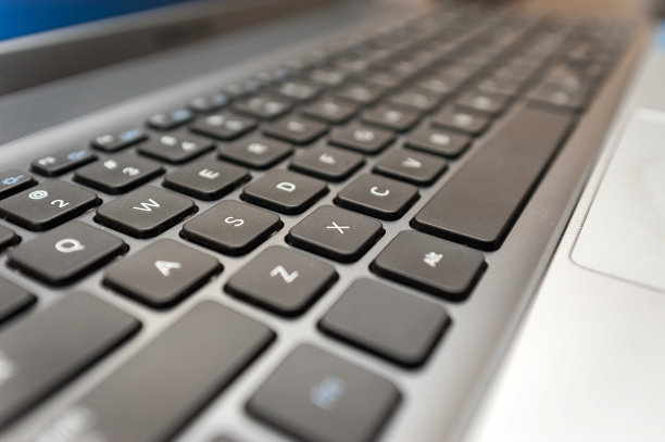 笔记本电脑黑色键盘特写与浅景深的领域图片下载