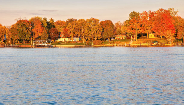 秋色南底特律河图片下载