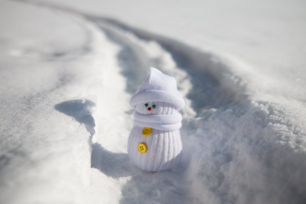 小雪人站在小路上图片下载