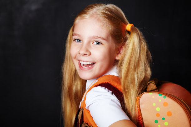 学童在黑板背景上图片下载