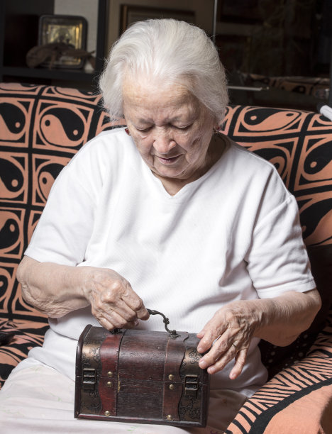 带着棺材微笑的老妇人图片下载