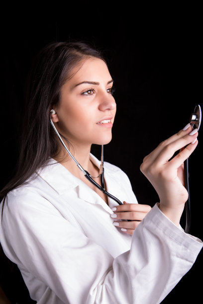 医生专业与听诊器孤立在黑色背景图片下载