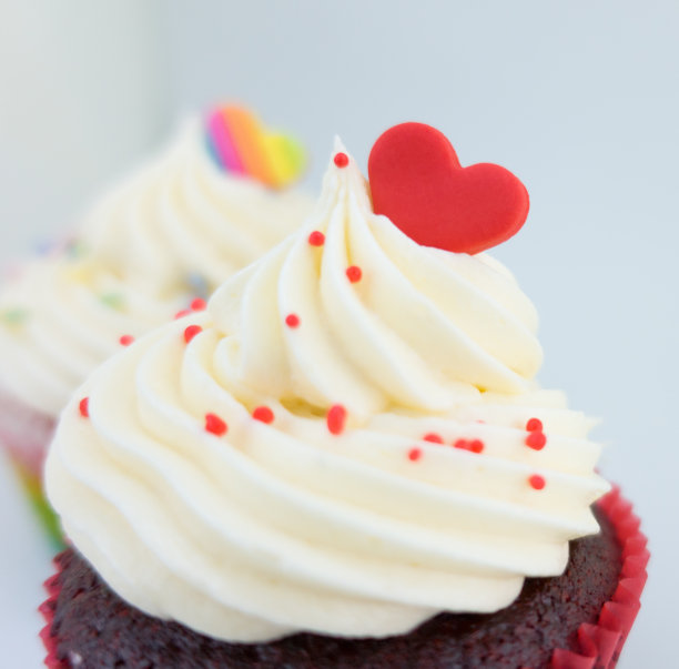纸杯蛋糕的顶部奶油装饰着情人的心图片下载