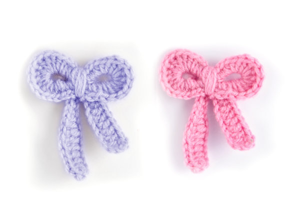 粉红色和蓝色的小钩针蝴蝶结图片下载