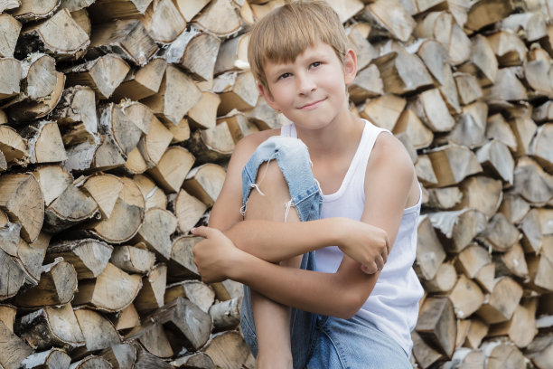 十几岁男孩的肖像在柴火背景图片下载