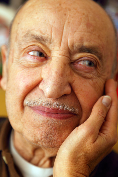 温暖地拍在老人身上图片下载